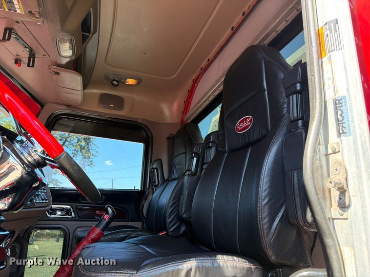 image for item ED5940 2016 Peterbilt 389 semi truck