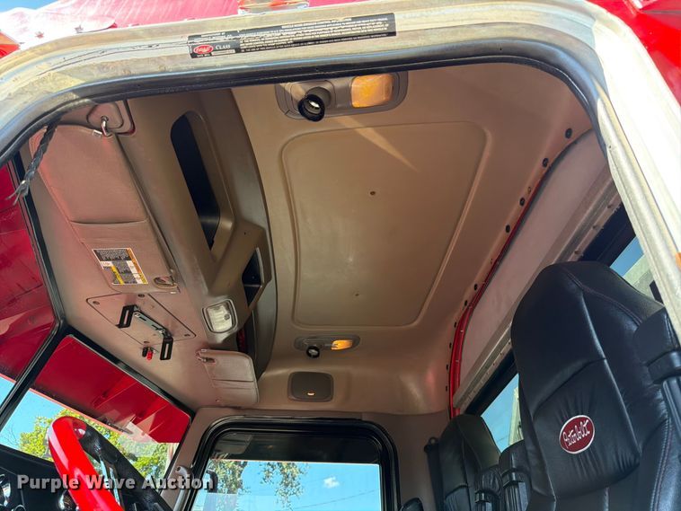 image for item ED5940 2016 Peterbilt 389 semi truck