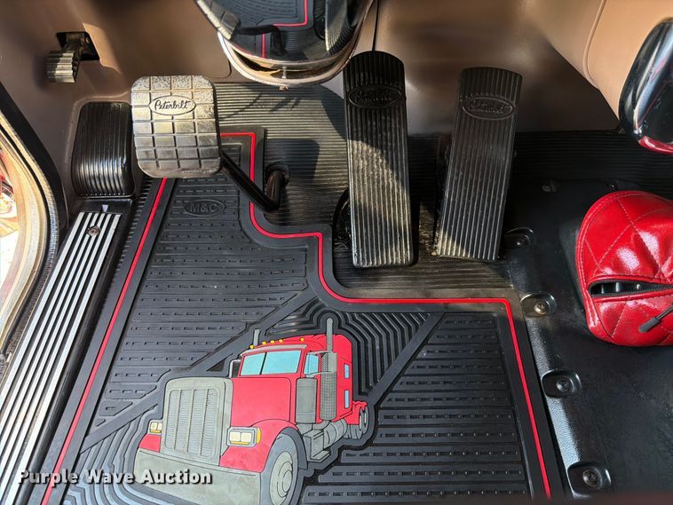 image for item ED5940 2016 Peterbilt 389 semi truck