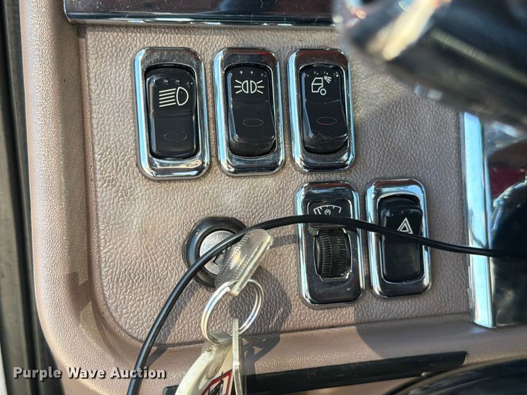 image for item ED5940 2016 Peterbilt 389 semi truck