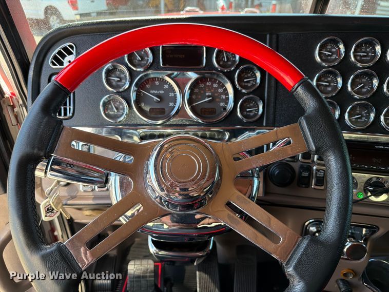 image for item ED5940 2016 Peterbilt 389 semi truck