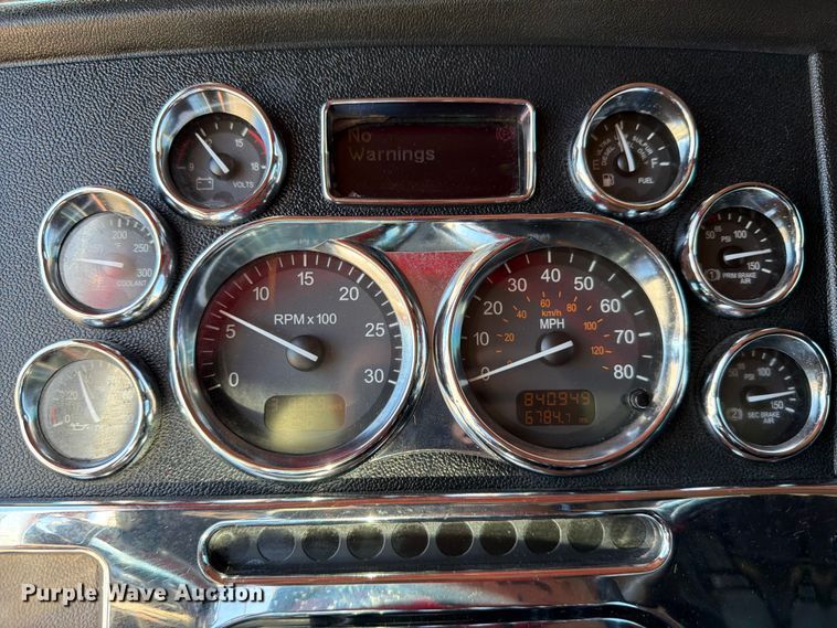 image for item ED5940 2016 Peterbilt 389 semi truck