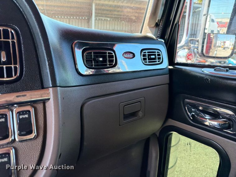 image for item ED5940 2016 Peterbilt 389 semi truck