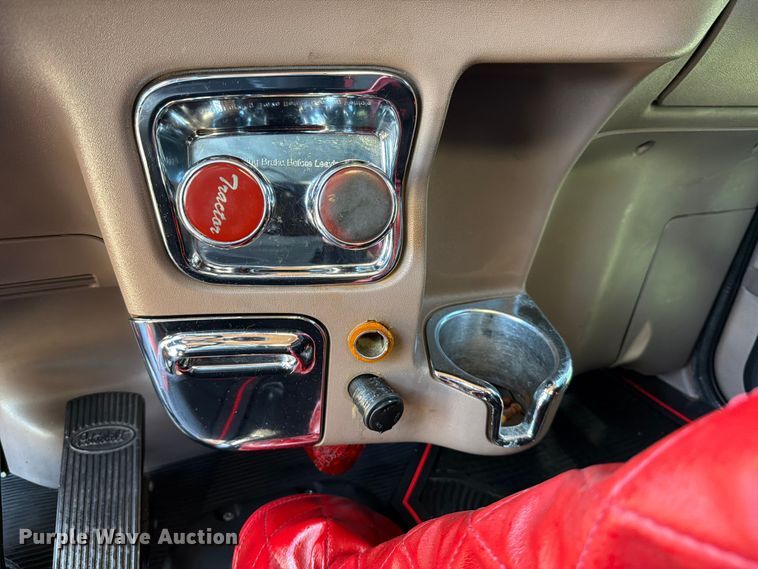 image for item ED5940 2016 Peterbilt 389 semi truck