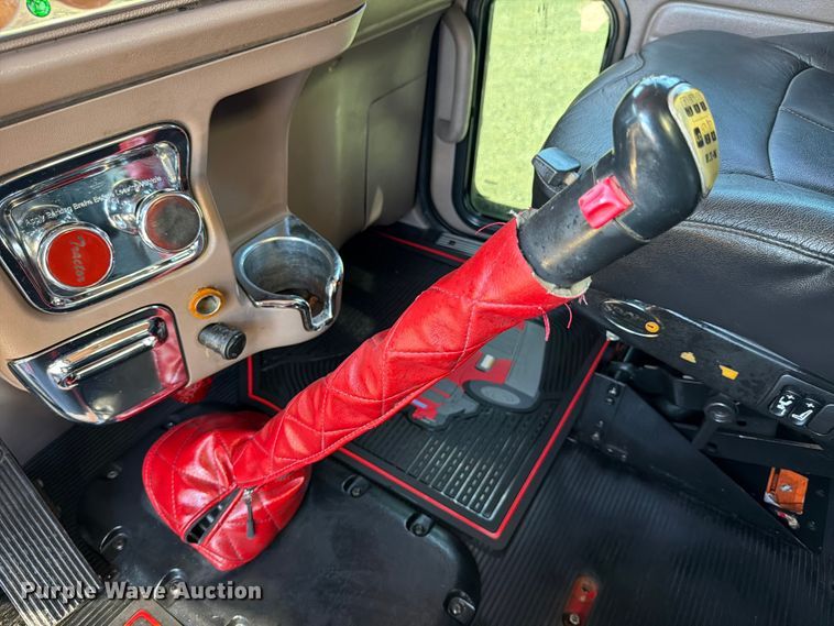 image for item ED5940 2016 Peterbilt 389 semi truck