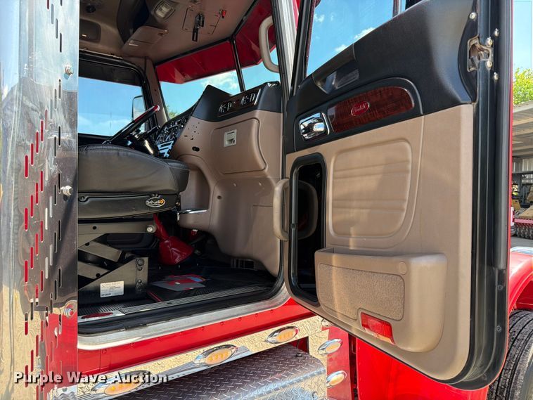 image for item ED5940 2016 Peterbilt 389 semi truck