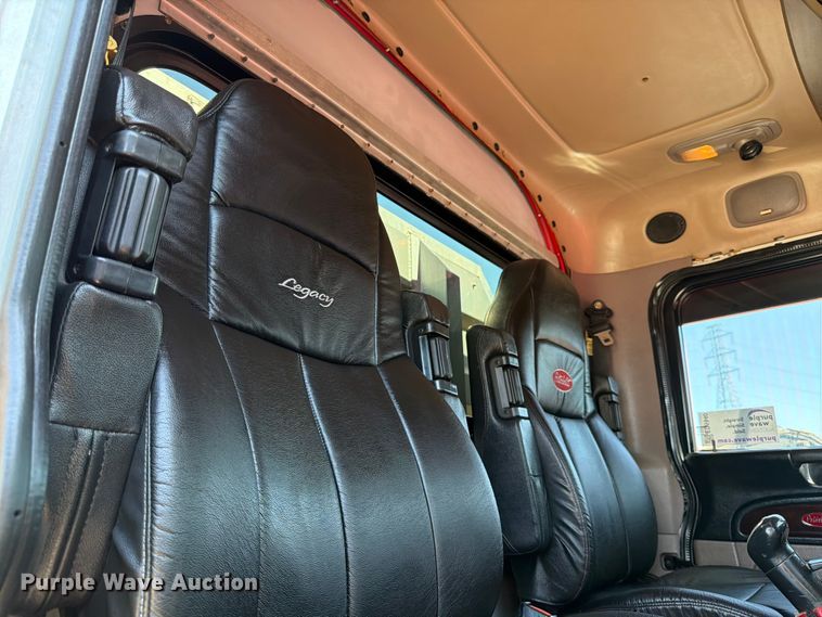 image for item ED5940 2016 Peterbilt 389 semi truck