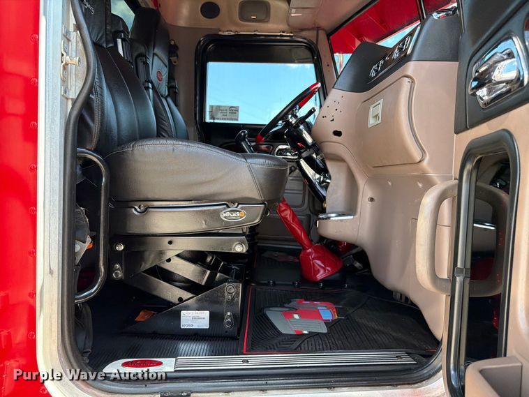 image for item ED5940 2016 Peterbilt 389 semi truck