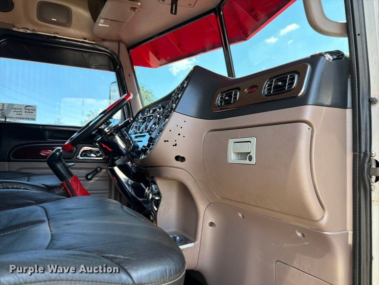 image for item ED5940 2016 Peterbilt 389 semi truck