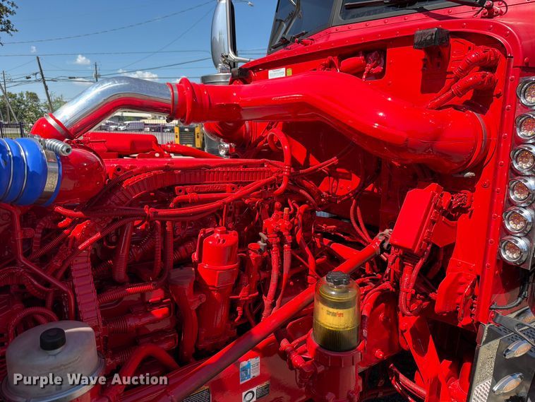 image for item ED5940 2016 Peterbilt 389 semi truck