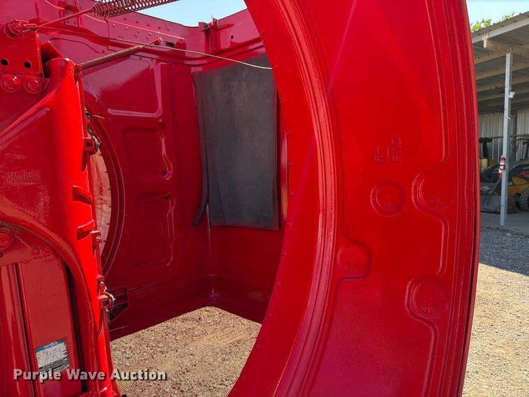 image for item ED5940 2016 Peterbilt 389 semi truck