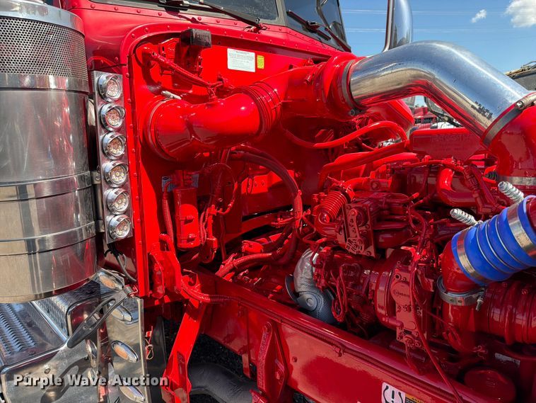 image for item ED5940 2016 Peterbilt 389 semi truck