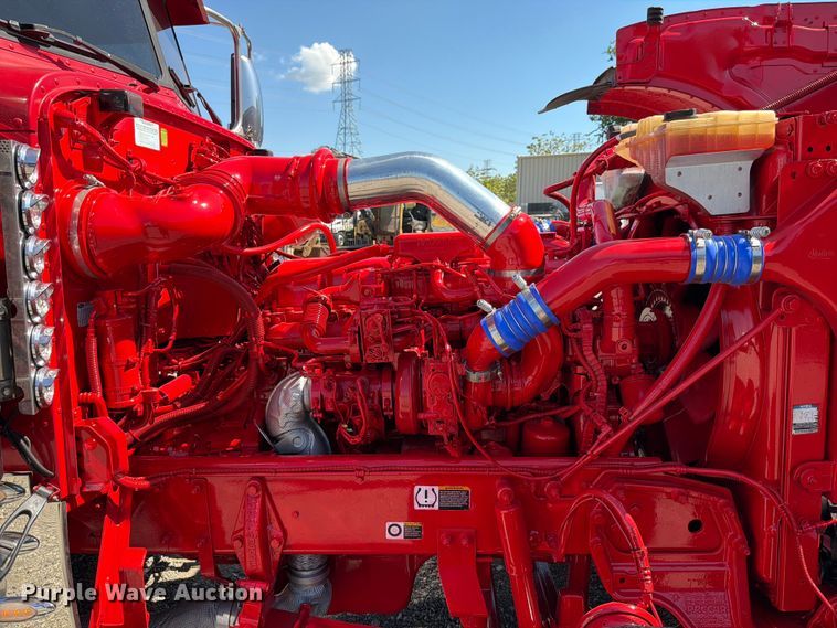 image for item ED5940 2016 Peterbilt 389 semi truck