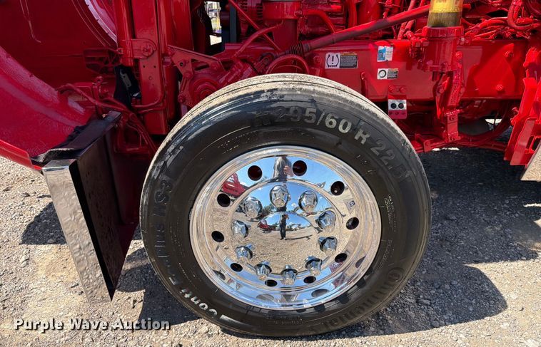 image for item ED5940 2016 Peterbilt 389 semi truck