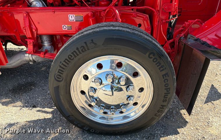 image for item ED5940 2016 Peterbilt 389 semi truck