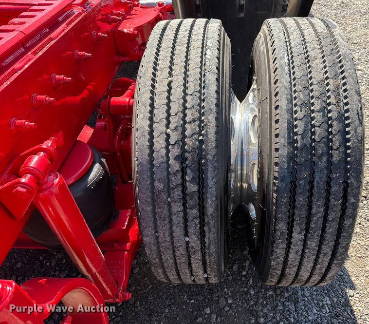 image for item ED5940 2016 Peterbilt 389 semi truck