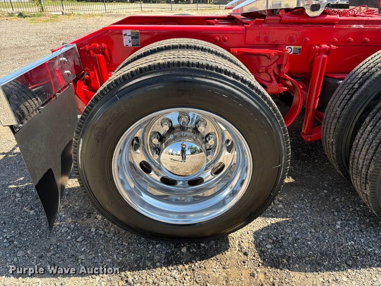 image for item ED5940 2016 Peterbilt 389 semi truck