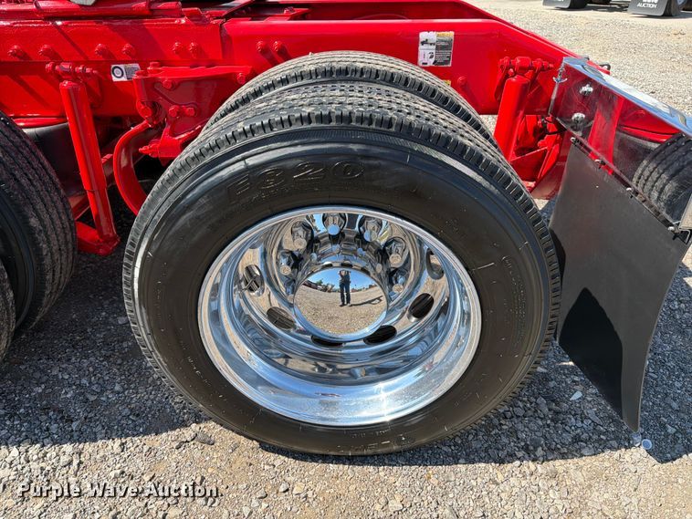 image for item ED5940 2016 Peterbilt 389 semi truck