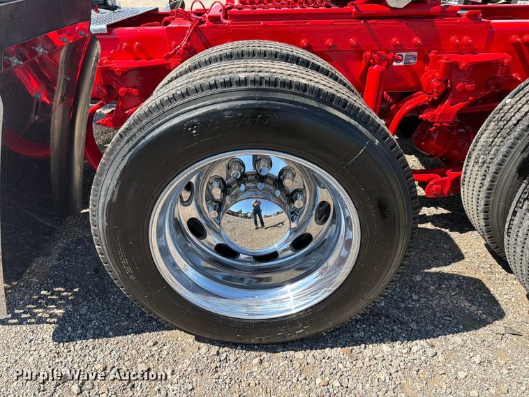 image for item ED5940 2016 Peterbilt 389 semi truck