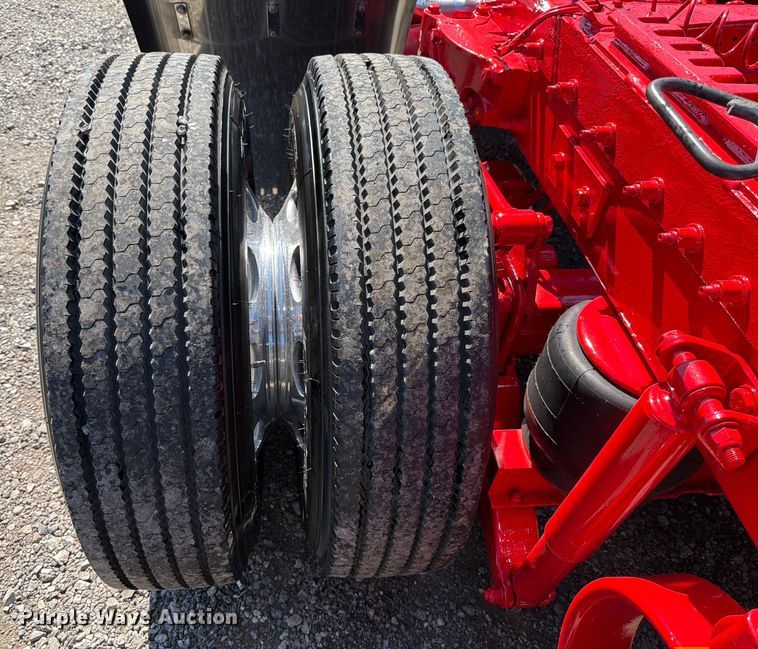 image for item ED5940 2016 Peterbilt 389 semi truck