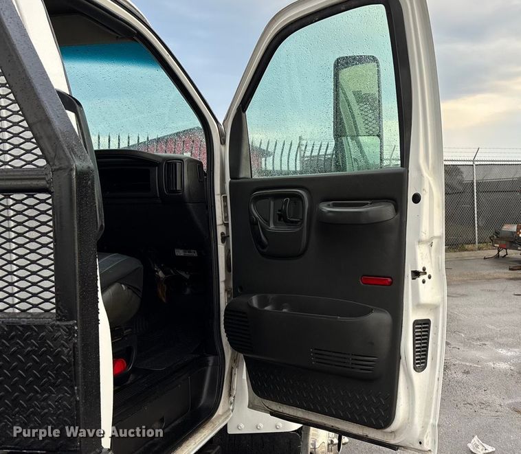 image for item EE4149 2009 GMC C5500 4x4 flatbed truck