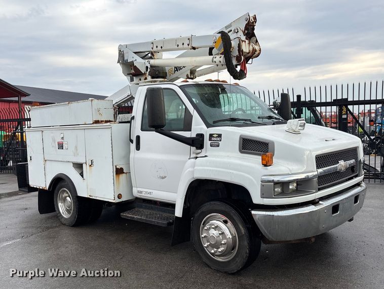 image for item EE4152 2007 Chevrolet C5500 bucket truck