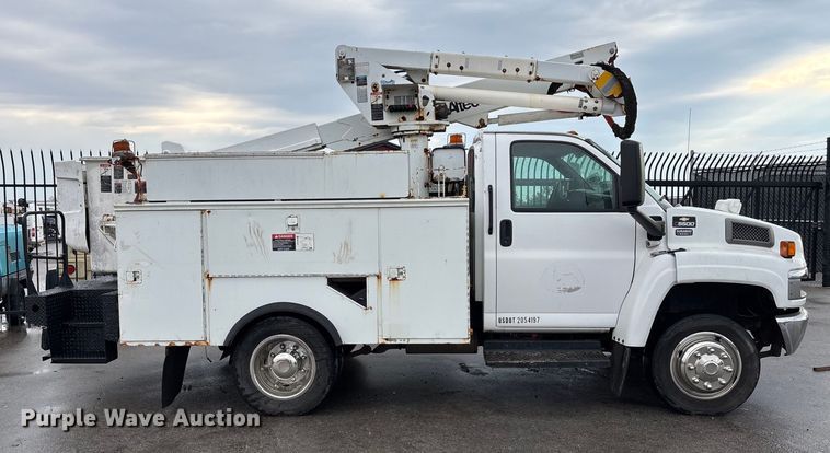 image for item EE4152 2007 Chevrolet C5500 bucket truck