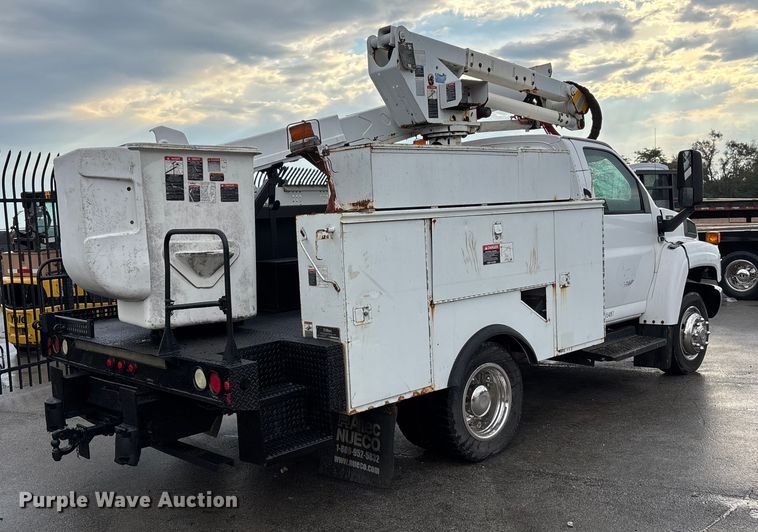 image for item EE4152 2007 Chevrolet C5500 bucket truck
