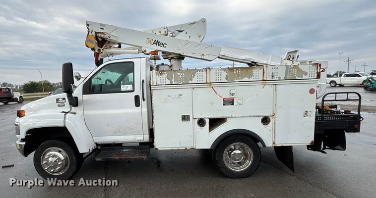 image for item EE4152 2007 Chevrolet C5500 bucket truck