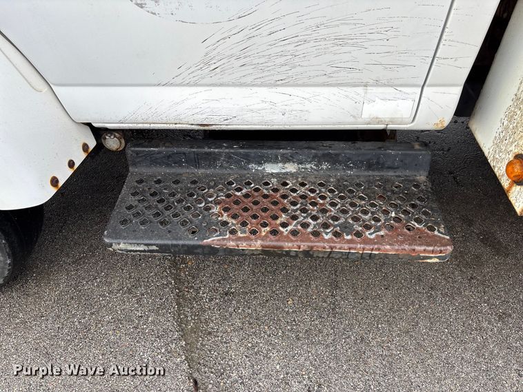 image for item EE4152 2007 Chevrolet C5500 bucket truck