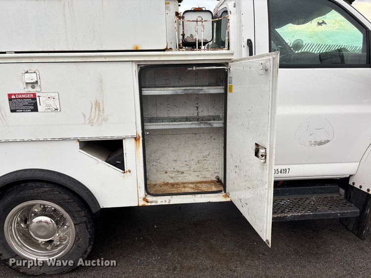 image for item EE4152 2007 Chevrolet C5500 bucket truck