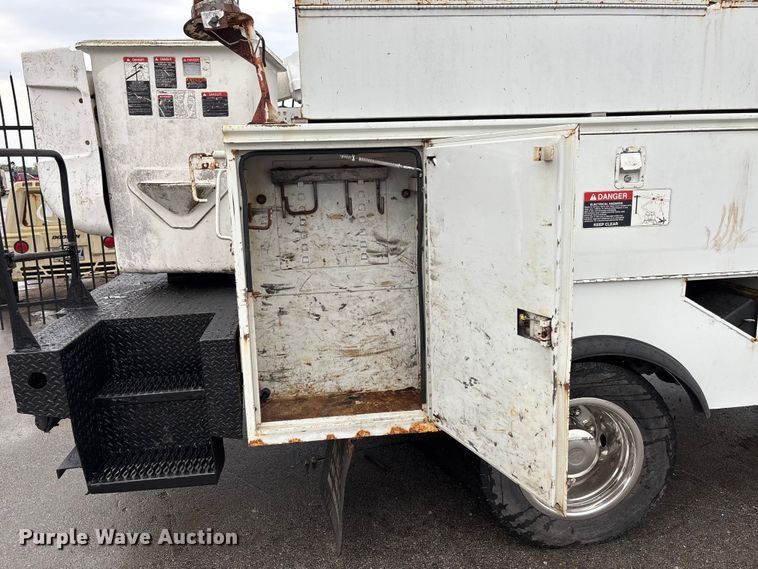 image for item EE4152 2007 Chevrolet C5500 bucket truck