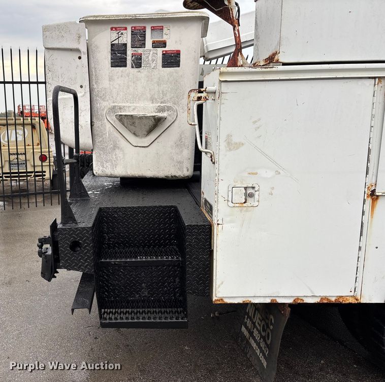 image for item EE4152 2007 Chevrolet C5500 bucket truck