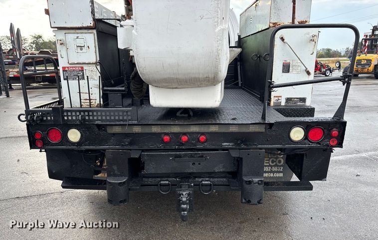 image for item EE4152 2007 Chevrolet C5500 bucket truck