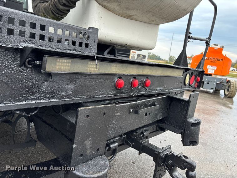 image for item EE4152 2007 Chevrolet C5500 bucket truck