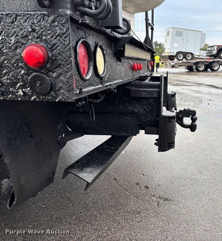 image for item EE4152 2007 Chevrolet C5500 bucket truck