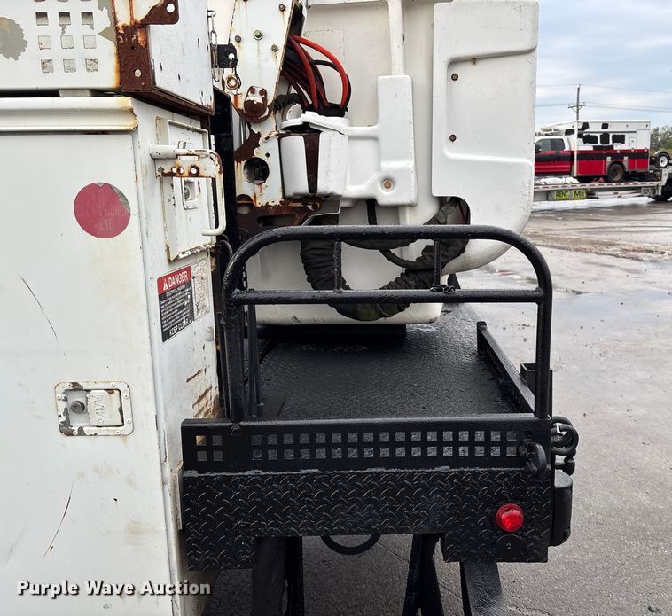 image for item EE4152 2007 Chevrolet C5500 bucket truck