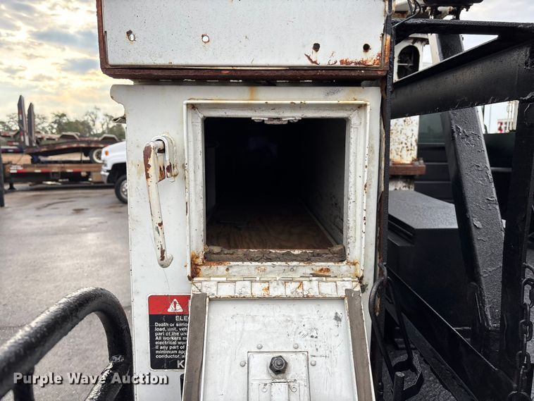 image for item EE4152 2007 Chevrolet C5500 bucket truck