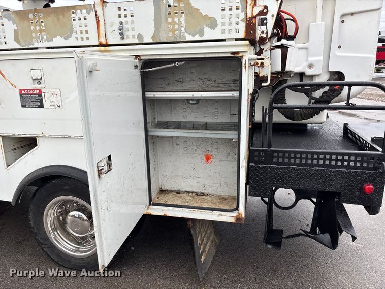 image for item EE4152 2007 Chevrolet C5500 bucket truck