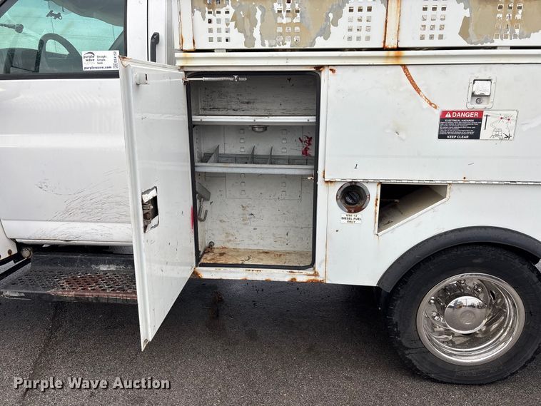 image for item EE4152 2007 Chevrolet C5500 bucket truck