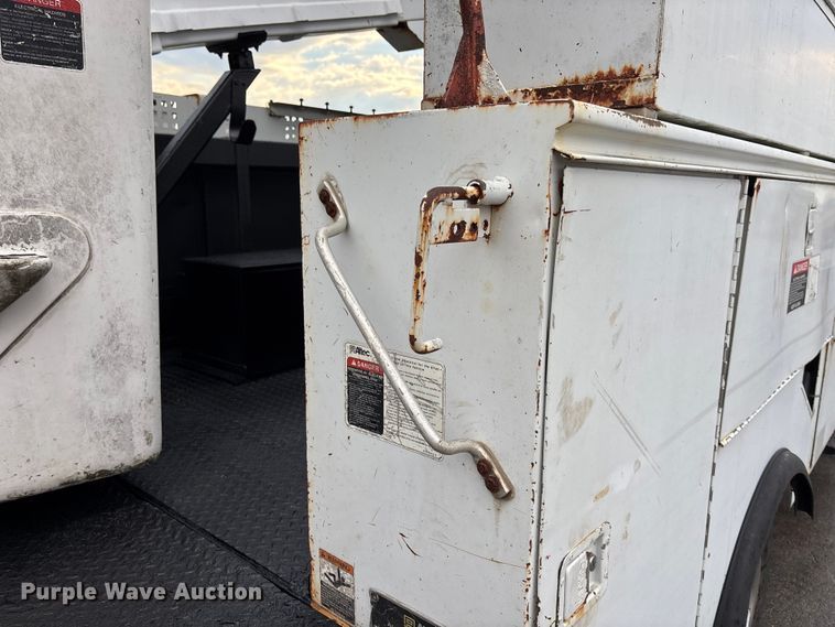 image for item EE4152 2007 Chevrolet C5500 bucket truck