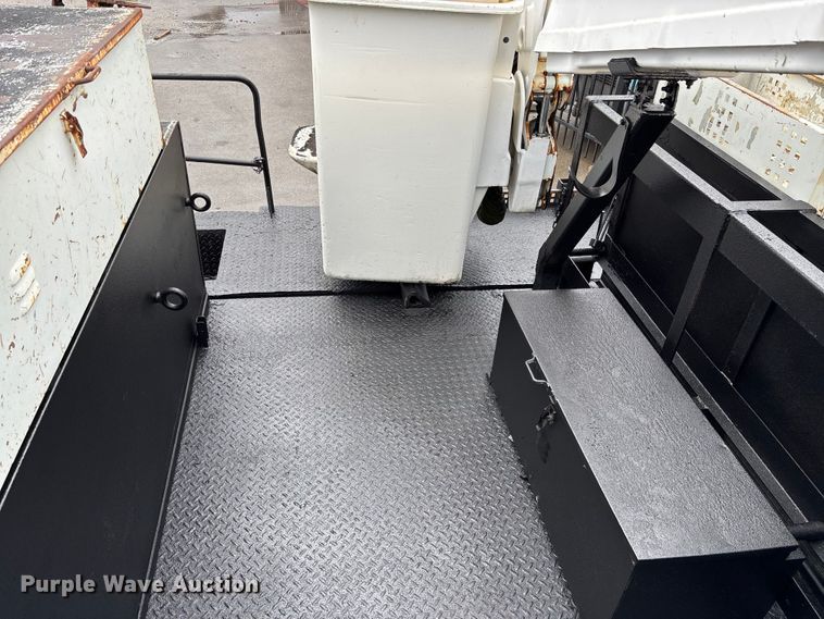 image for item EE4152 2007 Chevrolet C5500 bucket truck