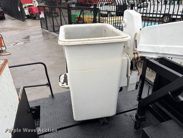 image for item EE4152 2007 Chevrolet C5500 bucket truck