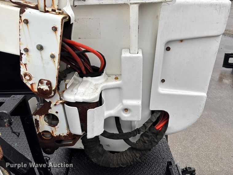 image for item EE4152 2007 Chevrolet C5500 bucket truck