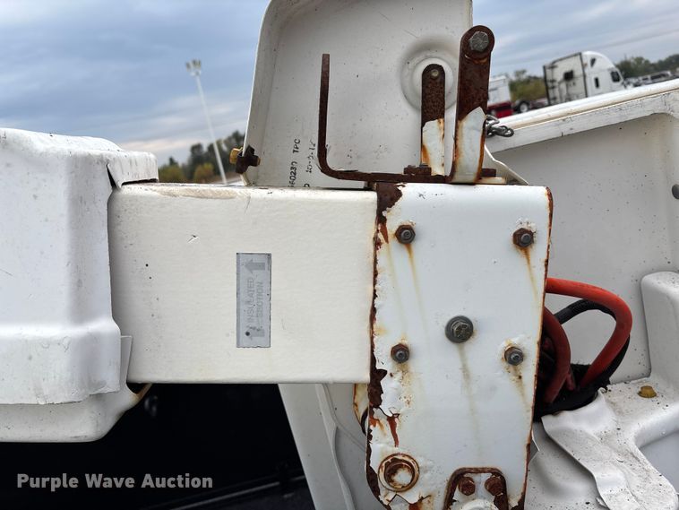 image for item EE4152 2007 Chevrolet C5500 bucket truck