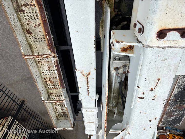 image for item EE4152 2007 Chevrolet C5500 bucket truck