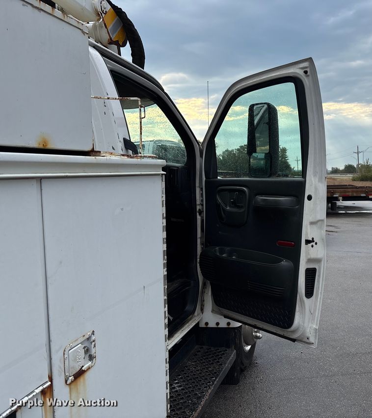 image for item EE4152 2007 Chevrolet C5500 bucket truck