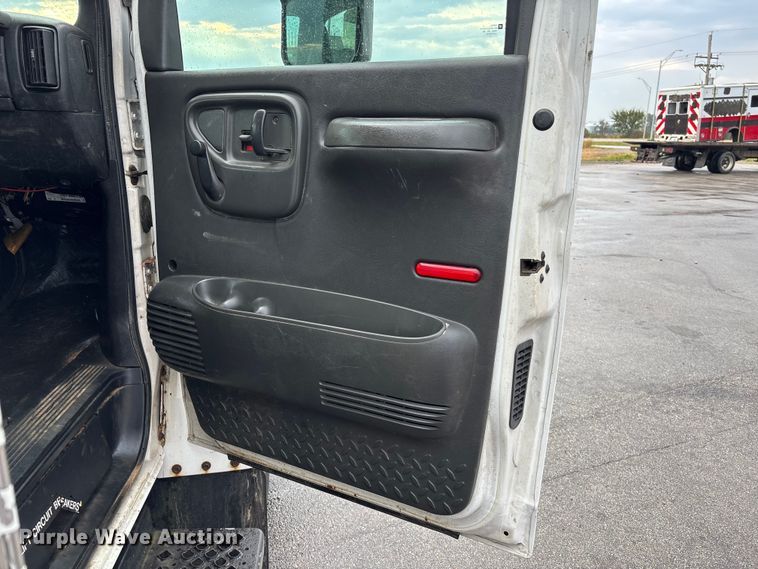 image for item EE4152 2007 Chevrolet C5500 bucket truck