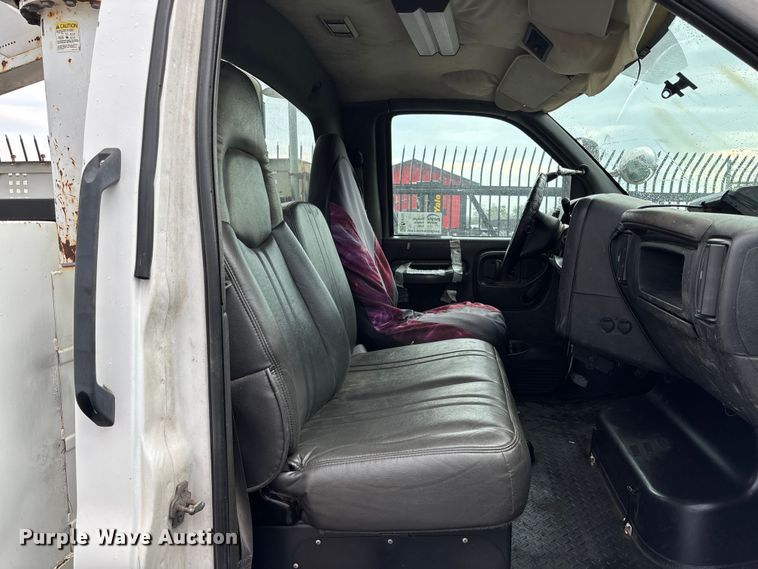 image for item EE4152 2007 Chevrolet C5500 bucket truck