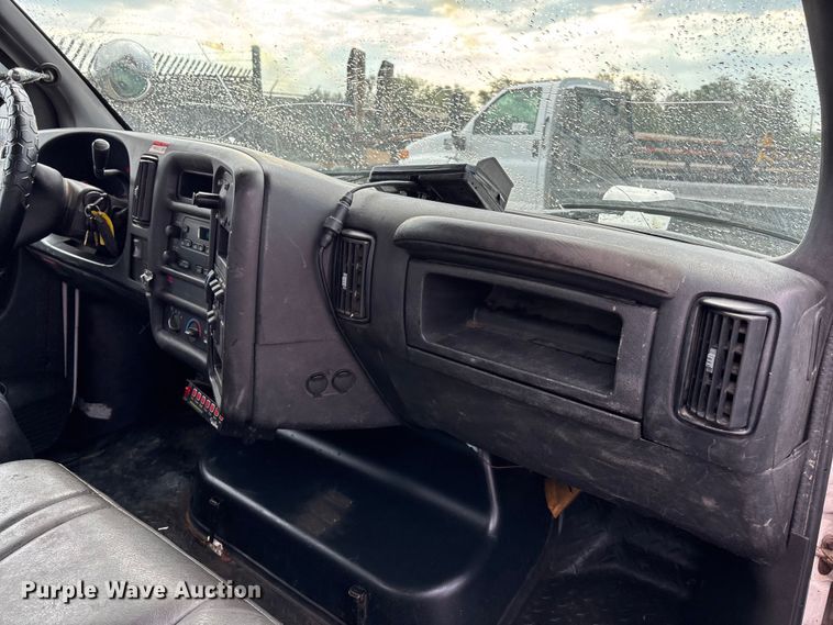 image for item EE4152 2007 Chevrolet C5500 bucket truck